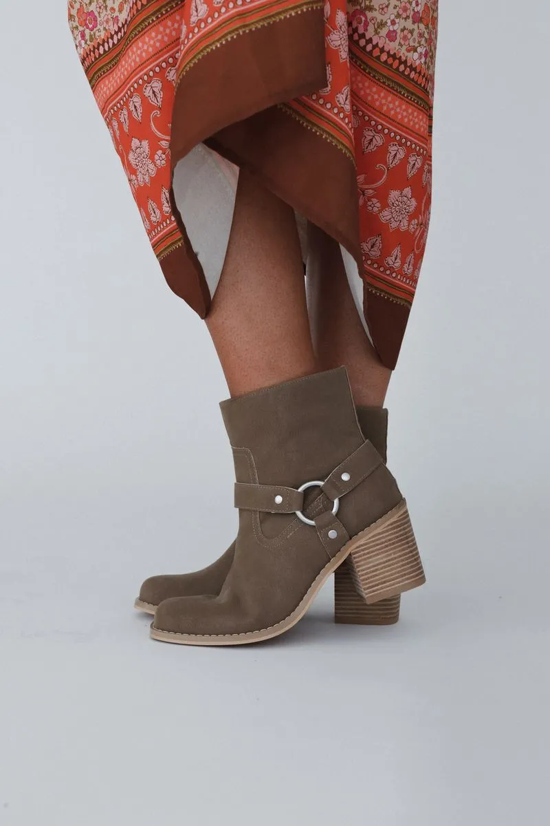 Rebel Stride Boots - Taupe